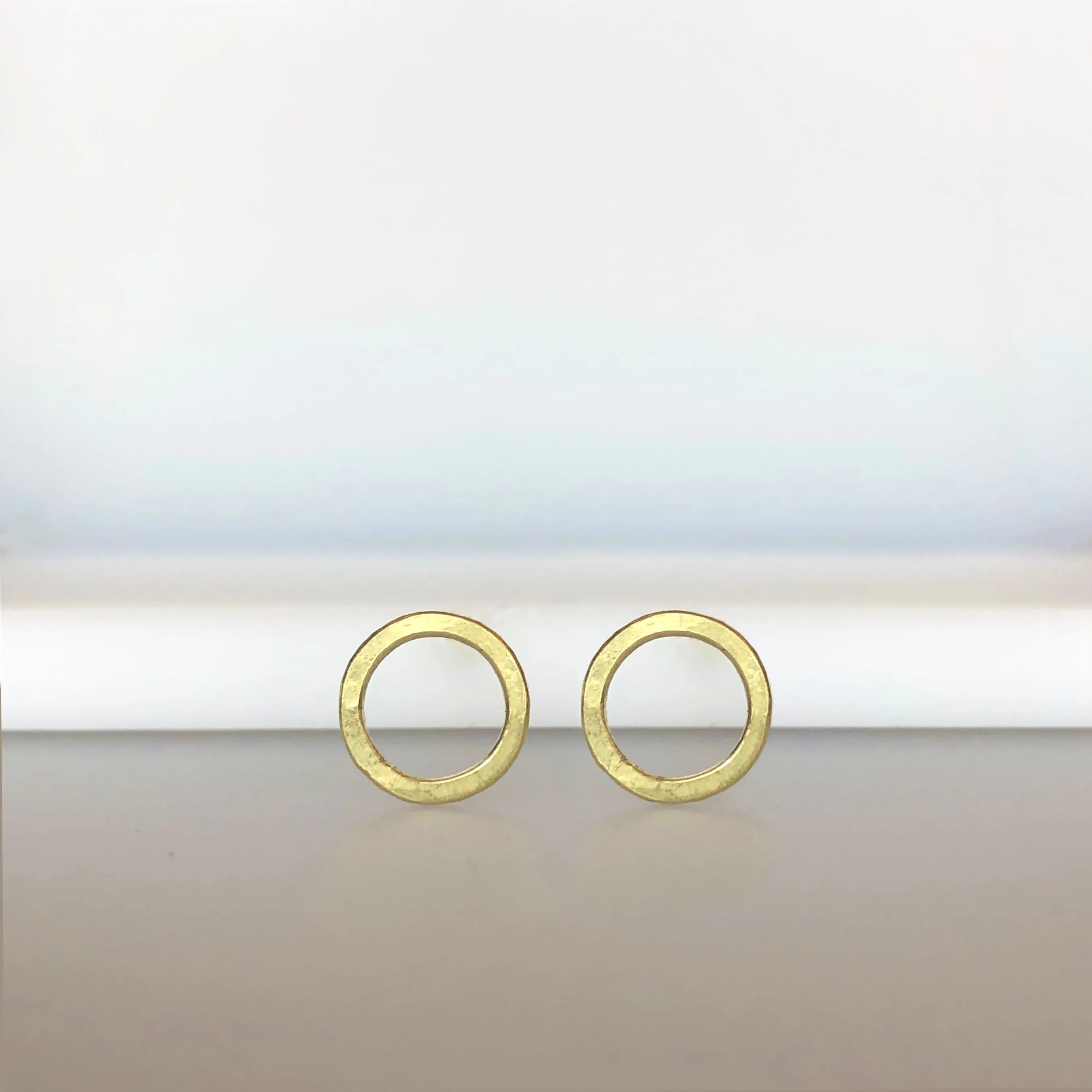 Small circle earrings in 18k gold